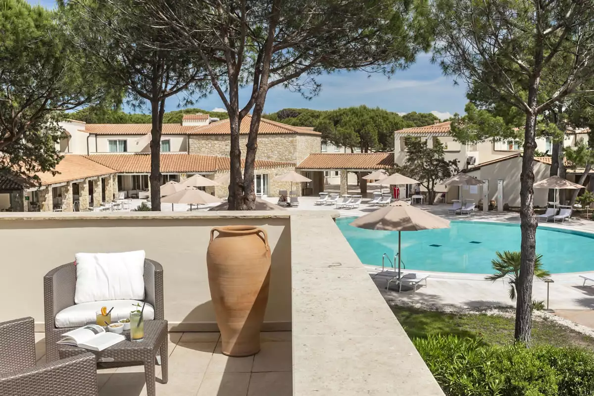 is arenas resort sardegna exclusive bungalow vista piscina